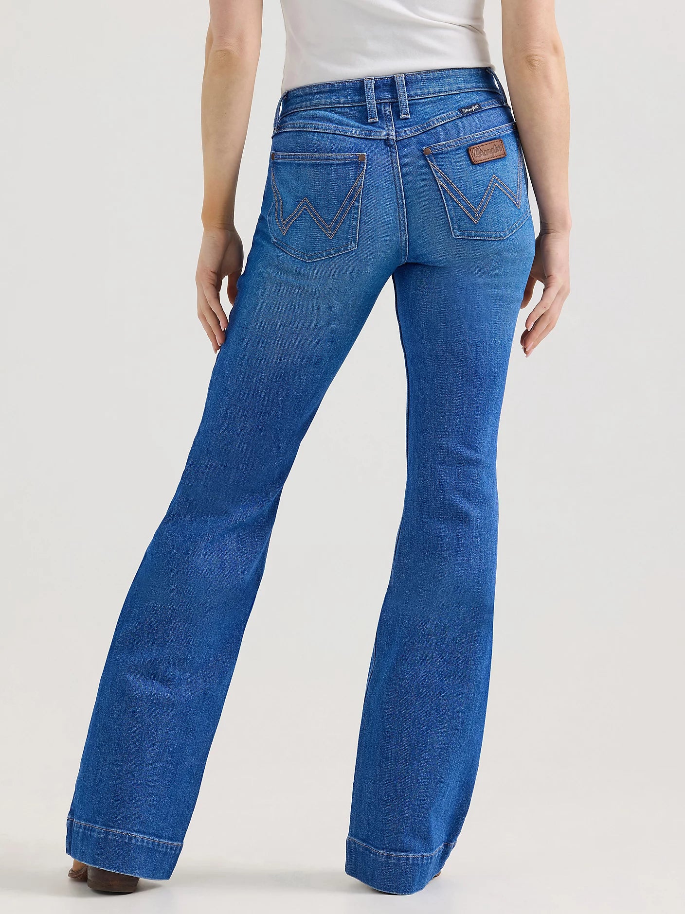 Wrangler Retro Women's Mae Lucy Mid Rise Wide Leg Trouser Jean