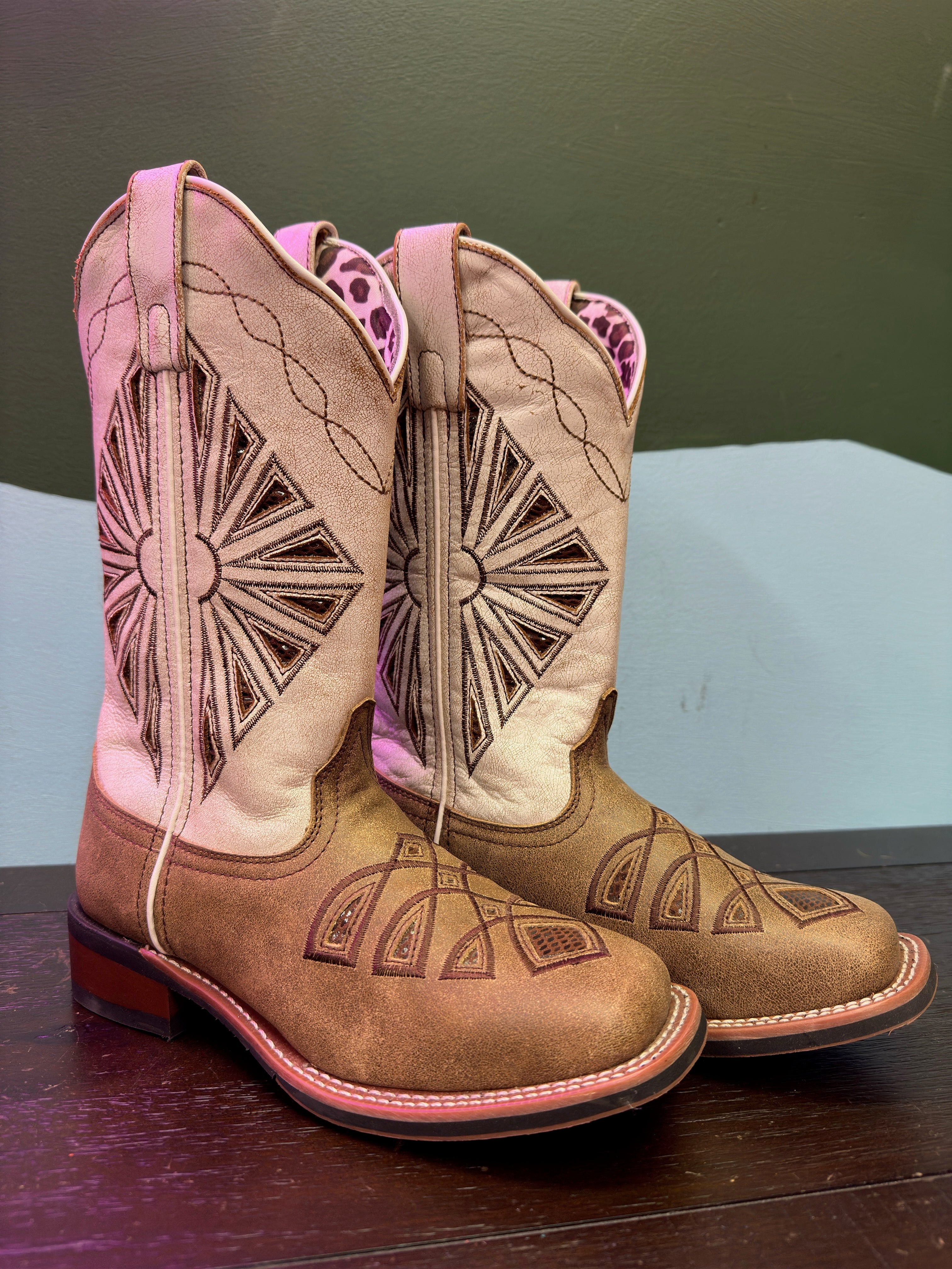 Laredo Women's Kite Days Distressed Brown & Bone White Embroidered