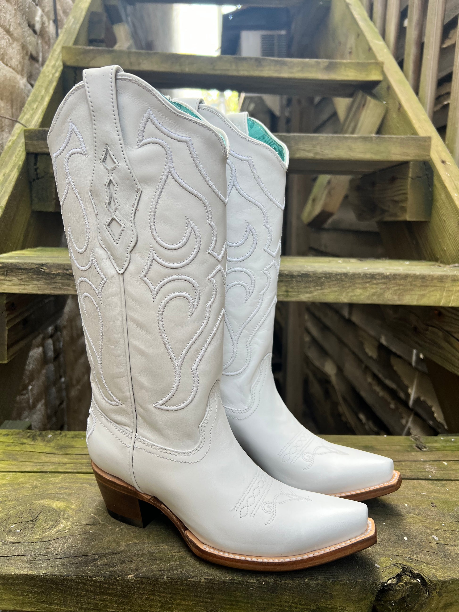 White leather cowgirl sales boots