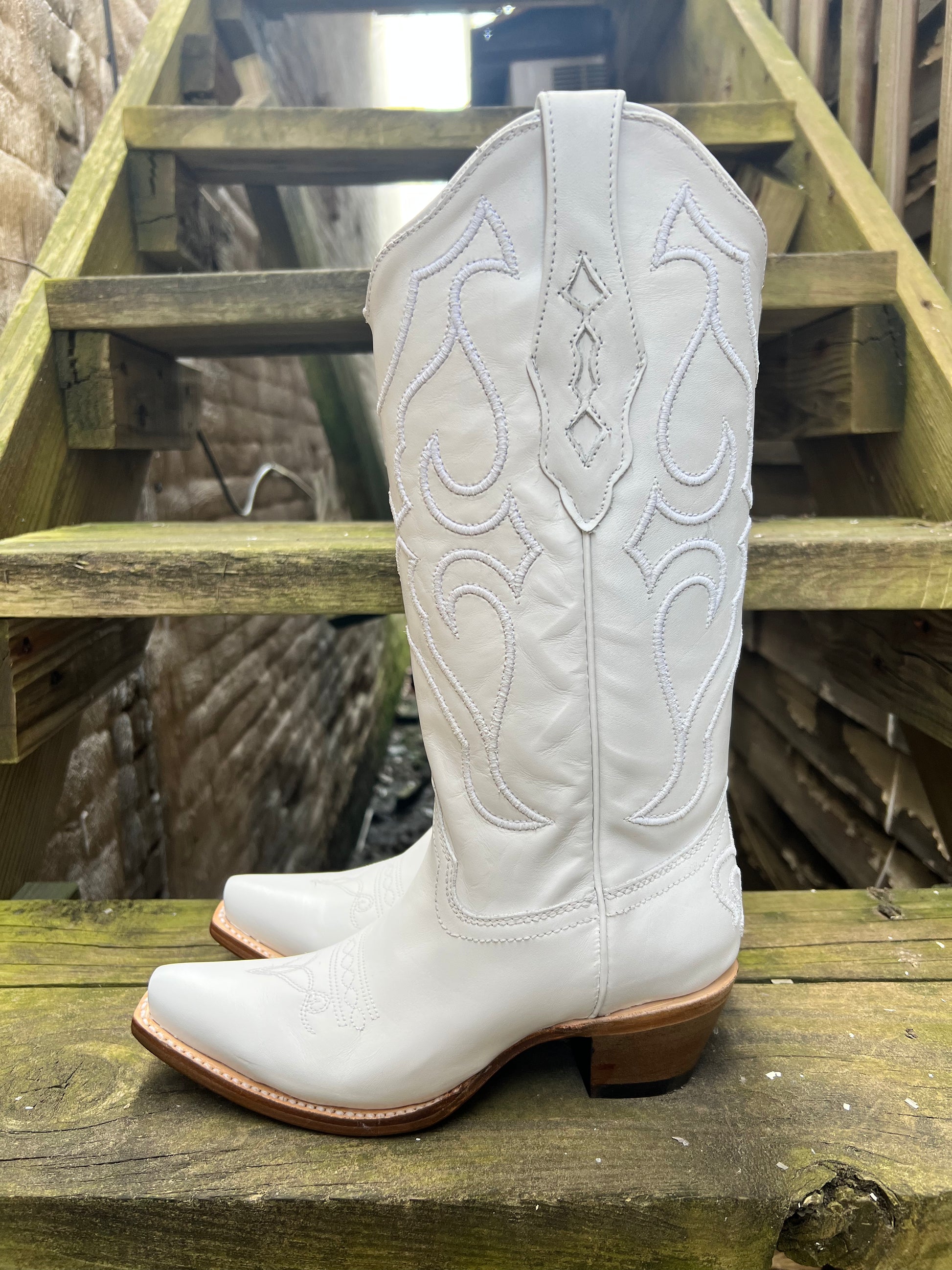 Womens cowboy boots snip toe hot sale