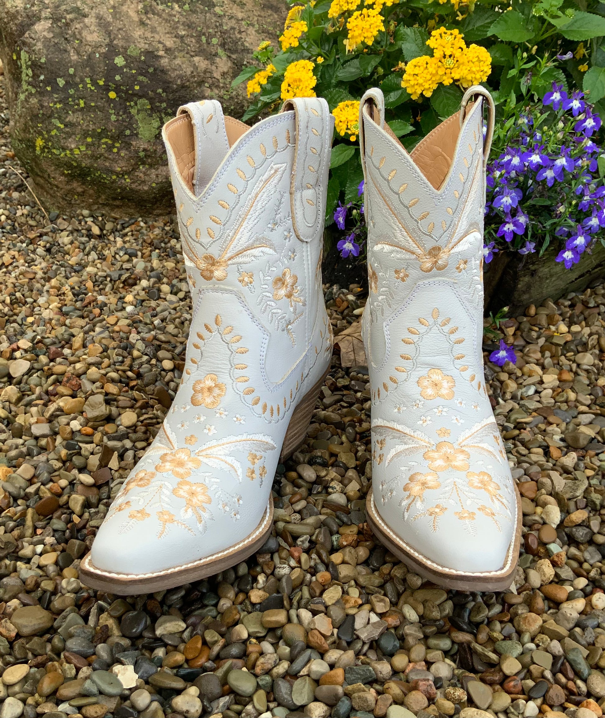 Dingo Women s Primrose White Cowgirl Ankle Booties DI748 Painted