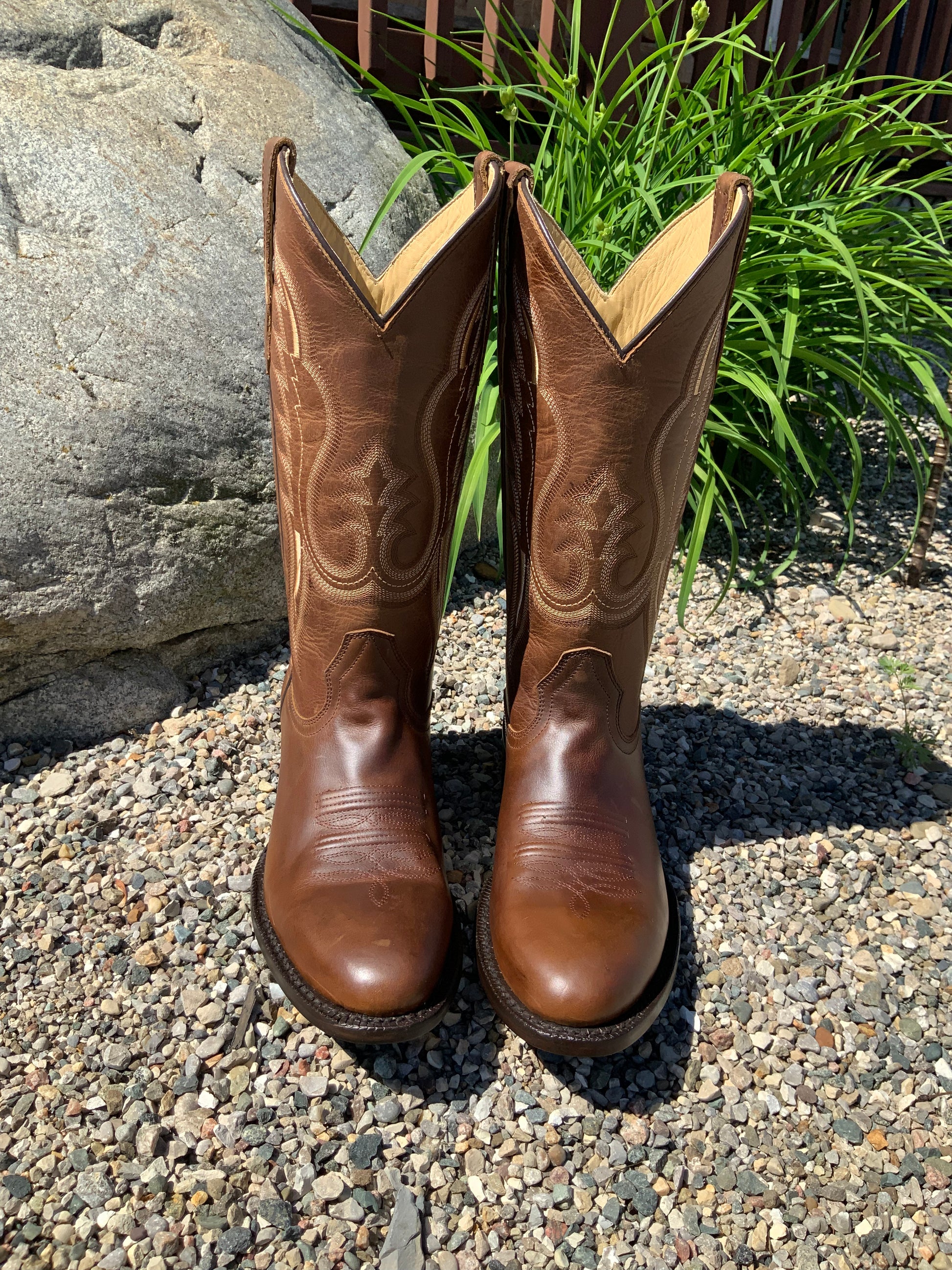 Round toe cowgirl sales boots