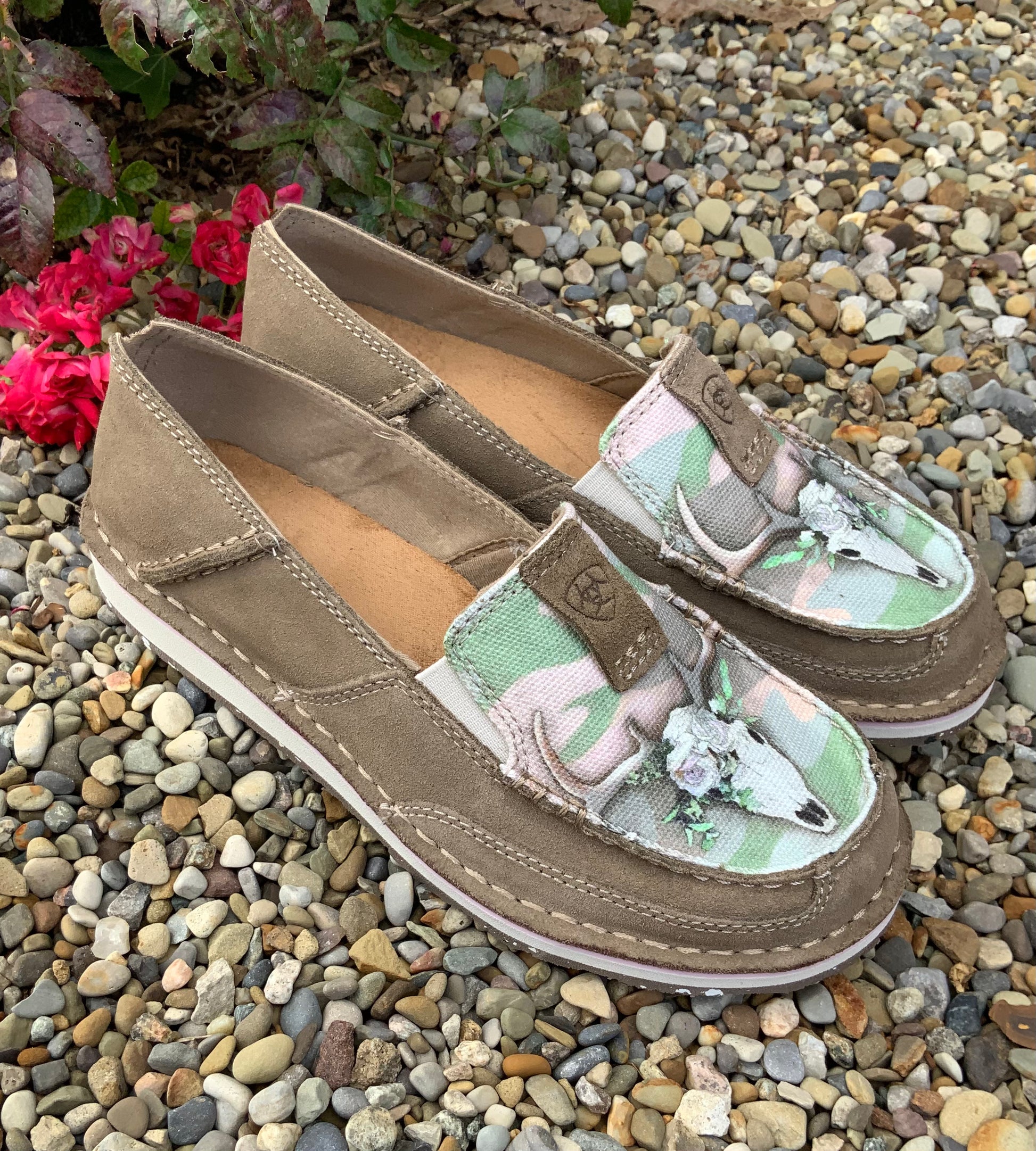 Ariat cruisers steers and sales roses