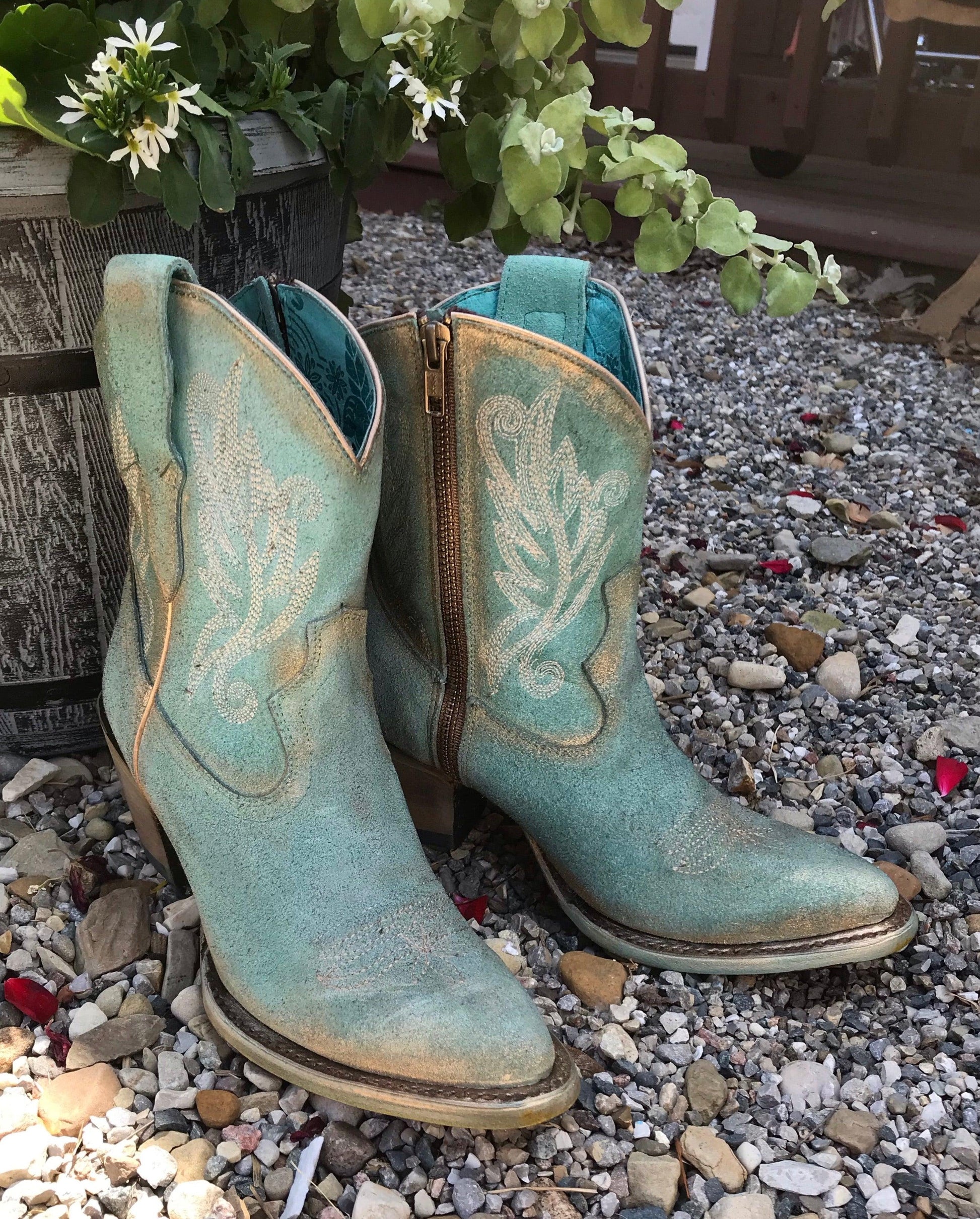Mint cowboy boots Clearance